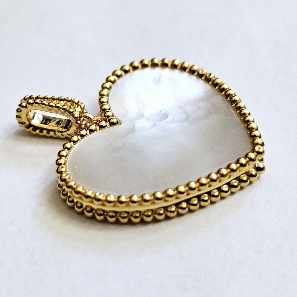 💛Mother of Pearl Heart Pendant - Picture 4 of 5